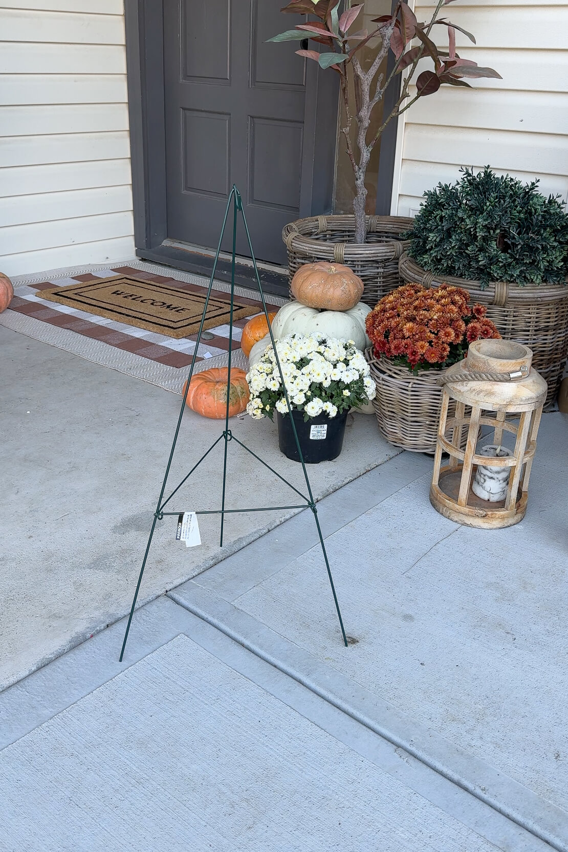 Making DIY light-up ghosts to decorate my front porch for Halloween.